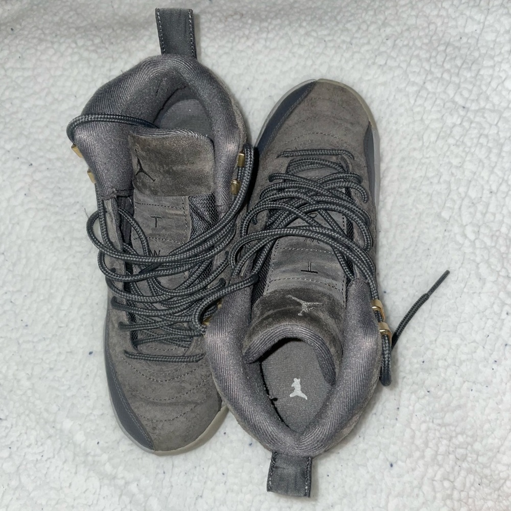 Jordan’s retro 12 dark gray size 5.5